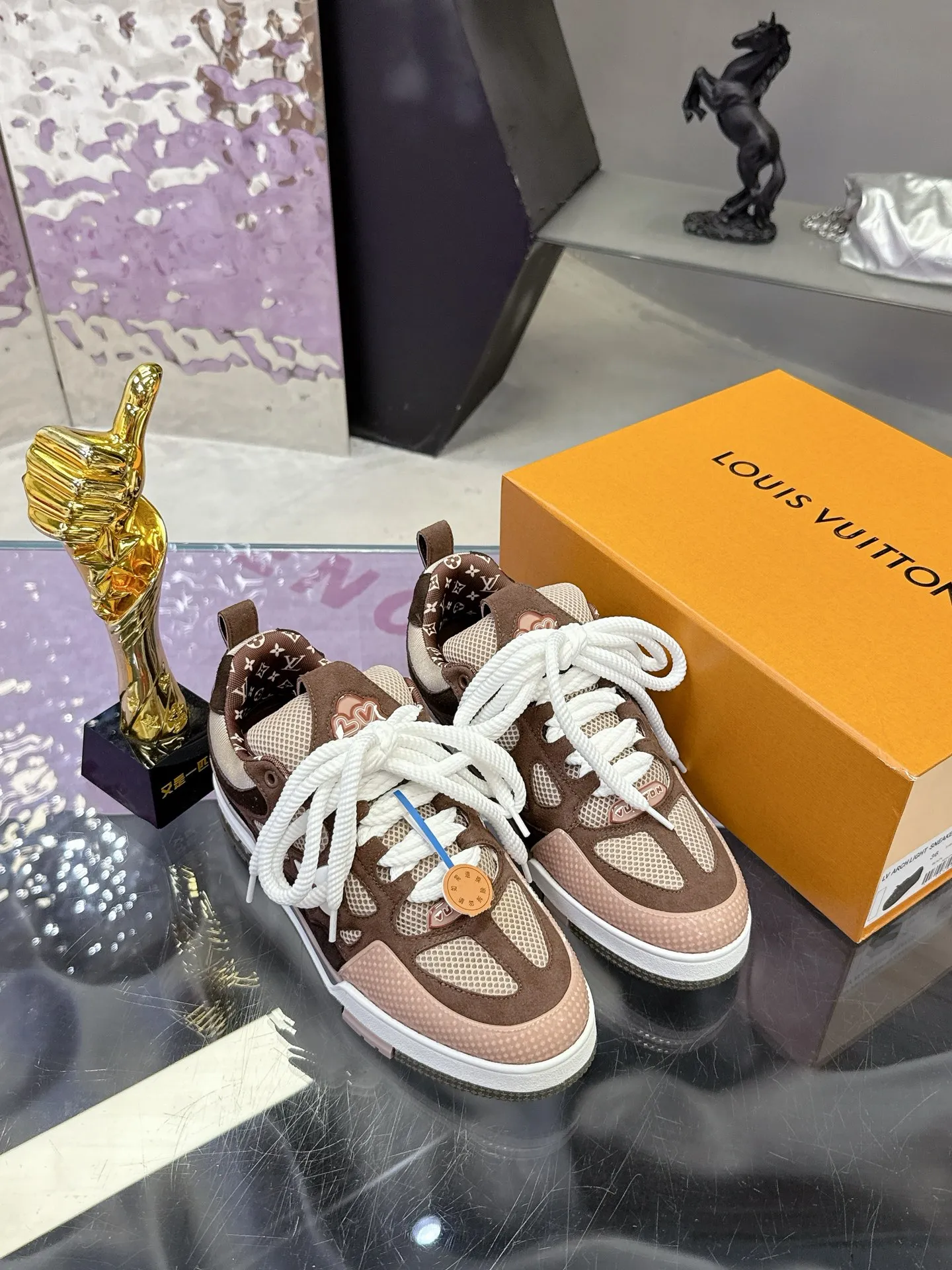 Factory price: 760💰 𝙇𝙑 𝟐𝟎𝟐5 𝐒𝐒 𝐧𝐞𝐰 Officially synchronized new colors💗 Louis Vuitton catwalk skateboard shoes are a hit, LOUIS VUITTON Trainer is undoubtedly one of the most successful Sneakers launched by luxury brands, but the pace of exploration will not stop. LOUISVUITTON will also bring a new series of skateboard shoes in the spring of 2025. The new series in the picture returns to the 90s Chunky Skate Shoes look and feel. The uppers are made of leather and mesh. The fat silhouette and thick shoelaces are very eye-catching. It is expected to have quite a few colors like the Trainer. Judging from the previous DIOR show skate shoes, this chunky style may be even stronger next year.  💎 LV small bread series LV bread shoe series 😘 Couple model Size: Female 35-40 Male 39-44, customized 45, 46